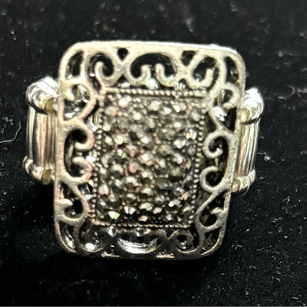 Silver Tone Sparkly Stretch Ring Women's OS Excellent Condition